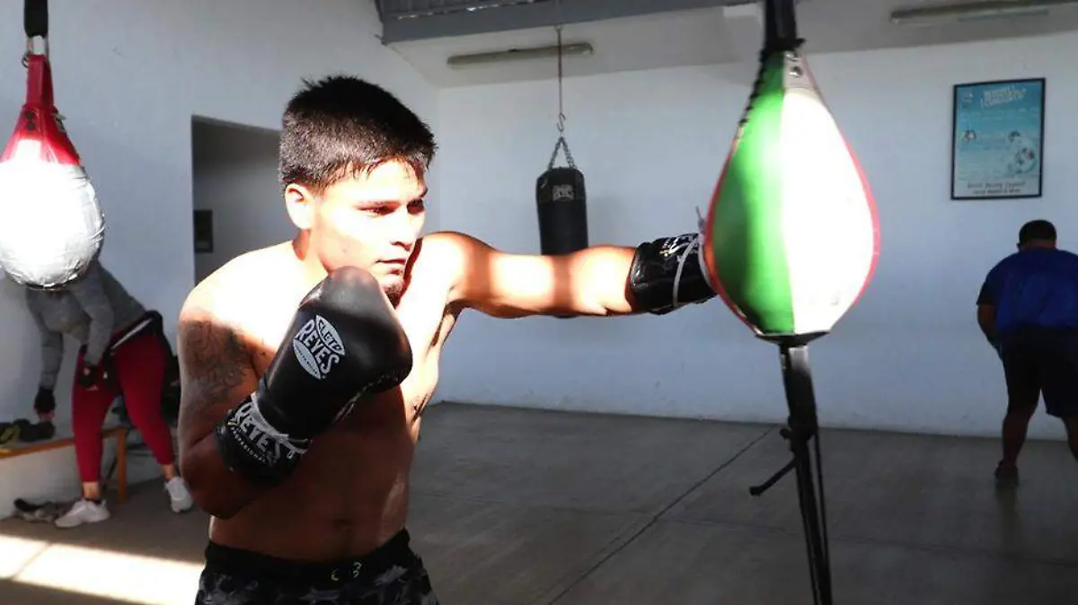 Equipan gimnasio de boxeo